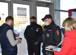 В самую снежную неделю декабря патрули чиновников и полиции продолжали ловить "безмасочников"