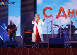 Валерия - на сцене, Иосиф - фотографирует: концерт на набережной в Волгограде собрал 100 тысяч зрителей, - "Блокнот Волгограда" (ВИДЕО)