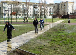 Зачем в дождь поливают парк Текстильщиков в Камышине? - камышанка