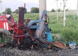 В Камышинском районе на переезде поезд расплющил трактор, тракторист погиб