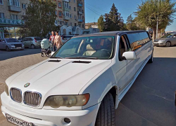 Камышане, гуляющие по улице Ленина, стали делать селфи на фоне "крутой" машины у шумящего свадьбами загса