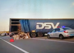 Под Камышином произошло серьезное ДТП с участием фуры и легковых машин