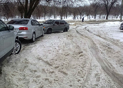 Муниципальное учреждение Камышина "Благоустройство" выплатит по суду владелице машины, влетевшей в яму на дороге, больше 100 тысяч 