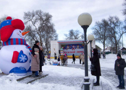Камышане обрадовались хорошей морозной погоде и отправились в городской парк смотреть на веселых снеговиков