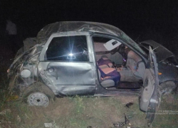 После полуночного "кувырка" в кювет водитель отечественной легковушки чудом остался жив