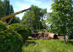 Третий день в Камышине устраняют последствия крупного порыва на бульваре Маресьева и никак не устранят