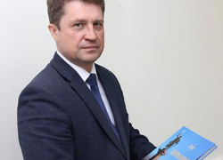 Станислав Зинченко взял в руки альманах о Камышине и заявил, что перебоев с продуктами в городе не будет