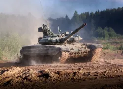 На полигоне под Волгоградом военнослужащие осваивают современные танки 