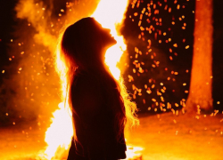 В Камышине пьяный мерзавец облил горючей жидкостью молодую женщину  и сделал из нее горящий факел