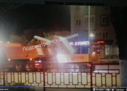В Камышине ночами "Благоустройство" начало подметать дороги, а жители иронизируют: чем же ямы без песка прикрывать? (ВИДЕО)