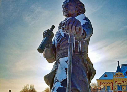 Ау, власти Камышина, надо срочно очистить памятник Петру Первому от сосулек, они же с носа у царя свисают! - камышанка