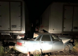 В Камышинском районе молодой водитель на "ВАЗе" поздним вечером врезался в автобус