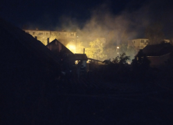 В Камышине на улице Циолковского "удачно" сгорел деревянный дом