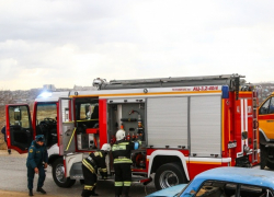 Мотоциклист врезался в пожарную машину с маячками и разбился до попадания к хирургам