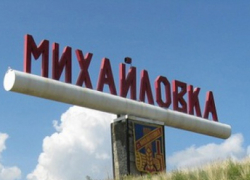 На московской трассе около Михайловки в Волгоградской области кусок металла вылетел из грузовика, пробил стекло "Форда" и ранил в голову девочку