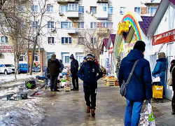 В Камышине стихийный рынок у бывшей "Победы" вмерз в землю, но не ушел, - камышанка