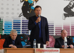 Депутат Госдумы от КПРФ Николай Арефьев встретился с камышанами и заявил, что во всех их бедах виновата "Единая Россия"