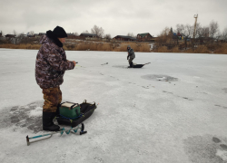 В Камышине рыбаки легкомысленно "десантировались" на едва прикрывшую воду "пластину" льда