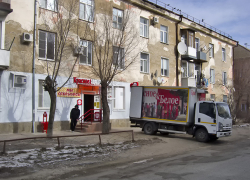 А у "алкогольного" бренда в Камышине бизнес идет хорошо, открываются все новые магазины.., - камышанка