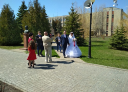 Молодожены Камышина, приезжая в Парк Победы, кладут цветы не только к памятнику погибшим, но и к бюстам героев