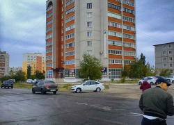 В Камышине утром в понедельник, 18 октября, в 5-м микрорайоне вспыхнул автомобиль