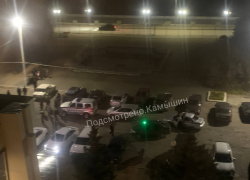 Массовая драка с погромом авто произошла в Камышине, свежих официальных  комментариев о задержаниях пока нет