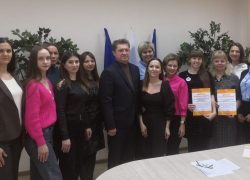 В Камышине Станислав Зинченко провел встречу и фотосессию с девушками-волонтерами