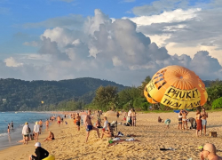 Больше 100 тысяч: что известно о зарплате, которая позволяет россиянам путешествовать