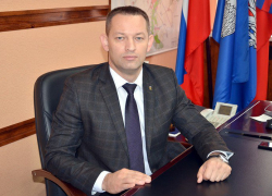 Партия власти "с готовностью" приняла отказ от членства в "ЕР" подозреваемого в коррупции главы Михайловки Сергея Фомина