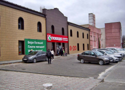 На всей Пролетарской нет скамеек: хоть бы у нового магазина поставили! - камышанка