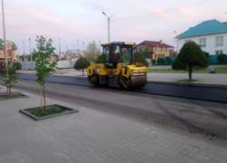 На многострадальной улице Октябрьской в Камышине пошли "в наступление" асфальтоукладчики