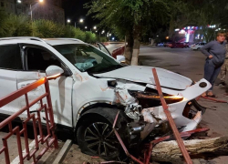 В ДТП с иномаркой, пробившей ночью турникет на улице Ленина в Камышине, пострадавших нет, водитель с места происшествия сбежал