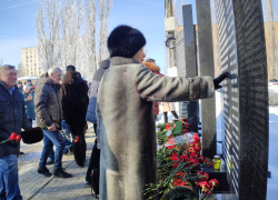 Женщины гладили строчки с родными именами на холодных плитах, мужчины стояли с обнаженными головами: в Камышине принесли цветы к памятникам 