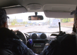 В Камышине росгвардейцы задержали негодяя, который попросил подростка позвонить по телефону и стащил мобильник