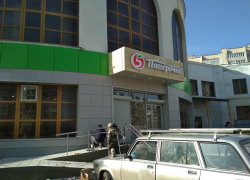 В Камышине в здание Сбербанка на Партизанской "встраивается" "Пятерочка"