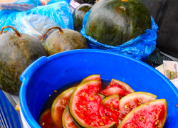 В Камышине продавцы центрального рынка неожиданно решили сделать скидку на соленые арбузы