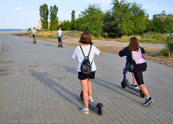 В Камышине у ДК "Текстильщик" иномарка сбила "гонщика" на самокате