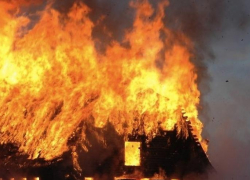 В селе Умет Камышинского района сгорел и обрушился дом