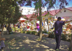 В Камышине после выселения стихийного рынка  у "Победы" продавцам-дачникам приходится опять торговать с земли