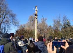 В Камышине столб на Масленицу сегодня, 22 февраля, первым покорил курсант из Донецкого военного училища, ему вручили приз - телевизор