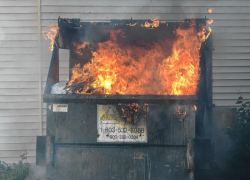 В Камышине на улице Некрасова кто-то сжег еще сразу два мусорных евроконтейнера