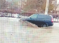 Публикаторов паблика "Жесть Камышина" потрясли лужи и ямы у здания администрации города (ВИДЕО)