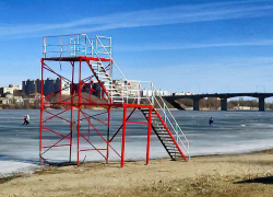 Едва сошел снег, в Камышине взялись красить вышку на пляже - к чему бы?