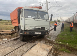 Прокуратура на транспорте проверяет, почему в Волгоградской области столкнулись пассажирский поезд и КАМАЗ