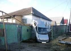 Автомобиль "супергонщика" сняли с газовой трубы, на которую водитель умудрился "подвесить" машину