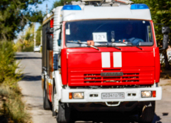 В Камышинском районе вспыхнул кирпичный дом