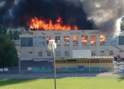 В Волжском произошел крупный пожар на легендарном стадионе