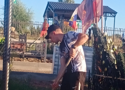 В Камышине родственники погибших в СВО парней-героев вышли на субботник, чтобы убрать воинский участок захоронений на муниципальном кладбище