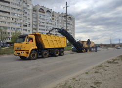 В Камышине выдвинулась супертехника на ремонт дорог перед майскими праздниками