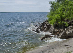 В Волге напротив здания администрации Камышинского района на улице Набережной утонул молодой человек